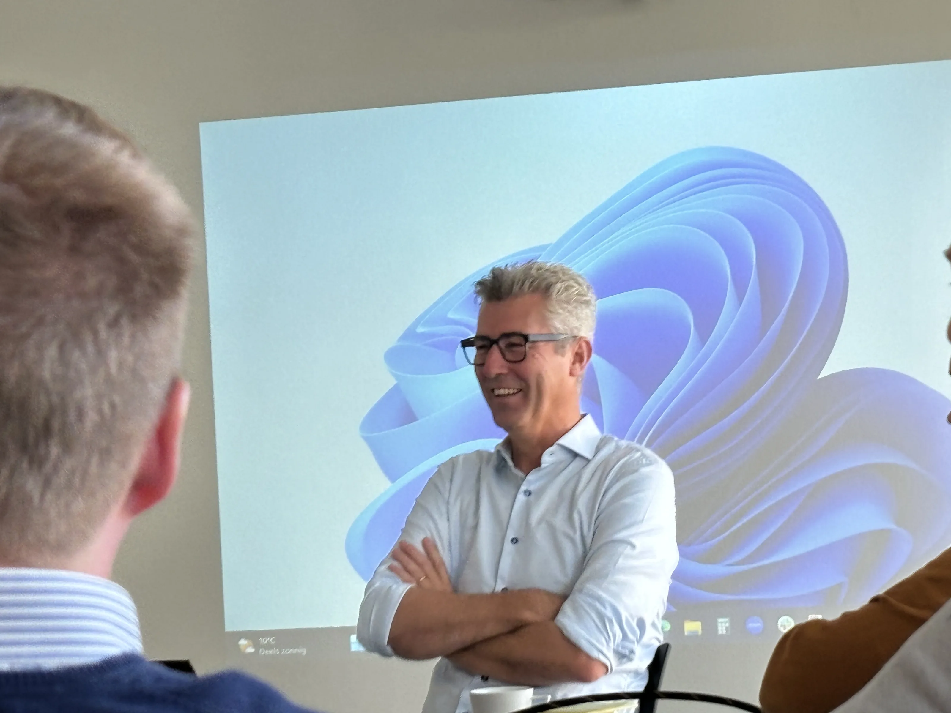 Twee mannen in gesprek tijdens een sessie