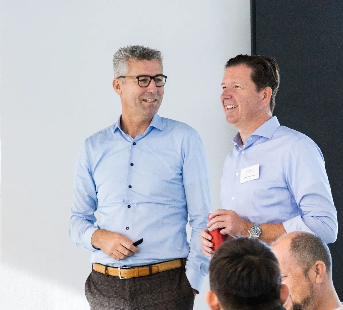 Twee leidinggevenden in gesprek tijdens een sessie van Ownership At Work