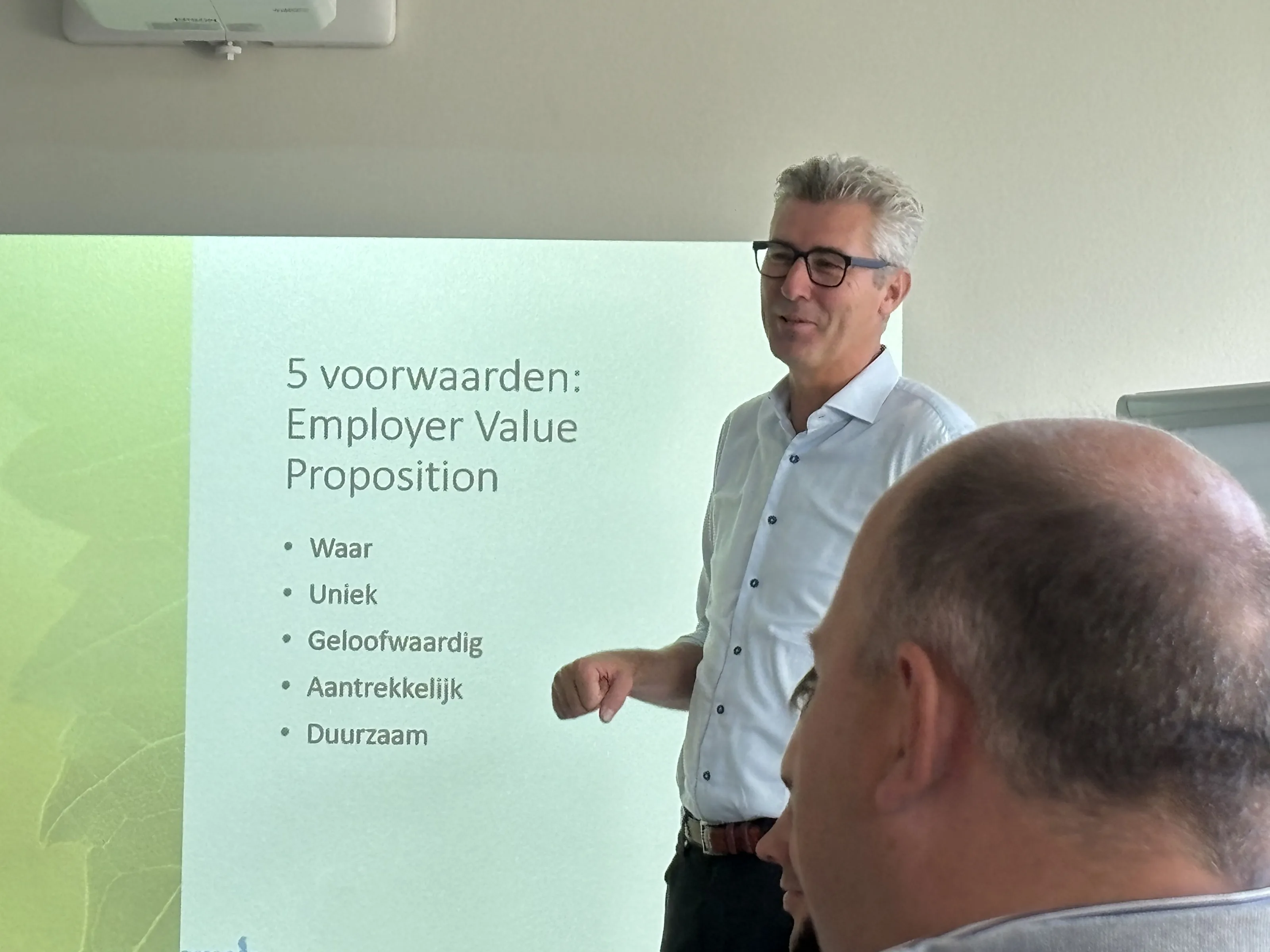 Een trainer begeleidt een sessie voor een groep