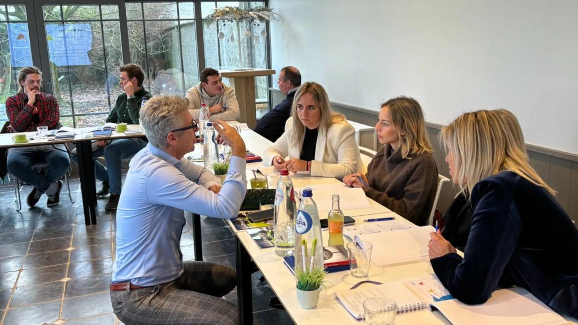 Een werksessie aan een lange tafel